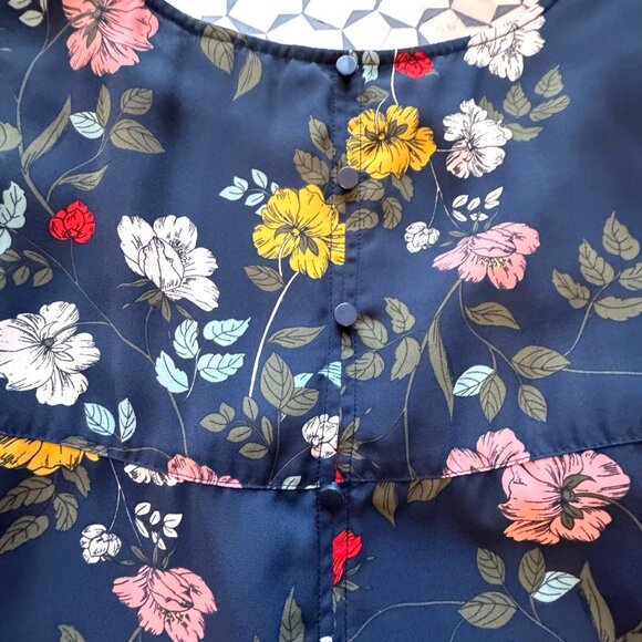 Jack By BB Dakota Floral Print Navy Blouse With Back Buttons & Split  Size M - Picture 5 of 7